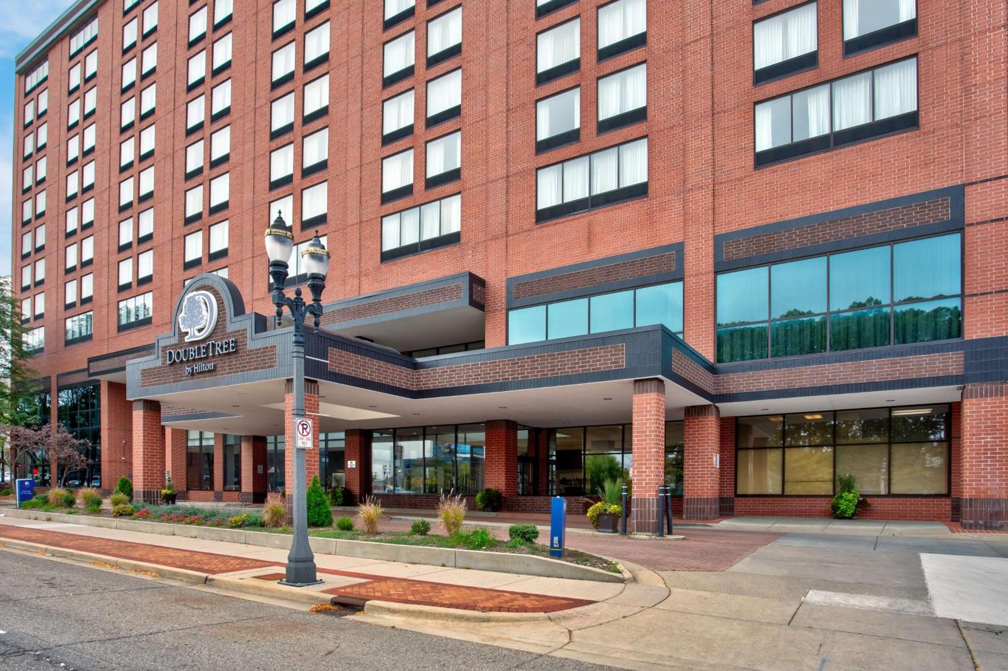 Doubletree By Hilton Lansing Hotel Exterior photo